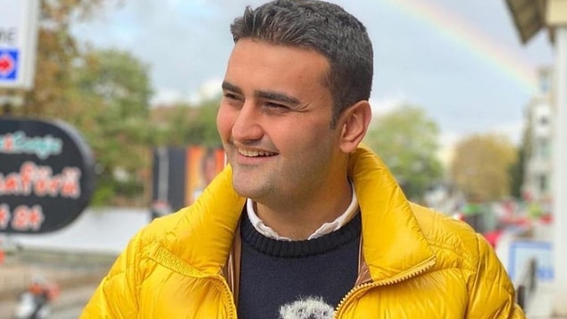 Ve güler yüzüyle tanıyor olsak da…