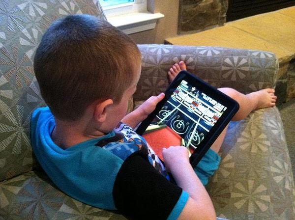 12. "Oğlum bu hafta okula gitmedi ve günde 8 saat boyunca iPad ile oynamasına izin verdim. Şu an elektronik aletlerden oldukça sıkıldı ve dışarıda oyun oynamak istiyor!"