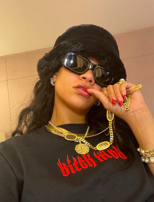 Robyn Fenty, yani bizim alışık olduğumuz haliyle Rihanna 2017 yılında Fenty Beauty ismiyle bir marka çıkarttı ve bu sayede bugün 'milyarder' oldu.