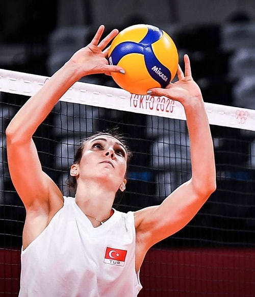 Elde Ettiği Her Muvaffakiyetle Hepimizi Gururlandıran A Ulusal Bayan Voleybol Oyuncumuz Naz Aydemir Akyol