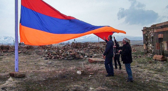 13. Ermenistan'ın bayrağında yer alan turuncu renk kayısıyı sembolize eder.
