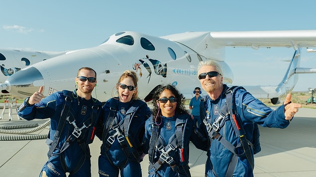 Virgin Galactic şirketinin tüm ekiple yaptığı test uçuşlarının başarılı olmasıyla beraber uzaya yolculukta bilet fiyatları 200 bin dolardan 450 bin dolara fırladı!