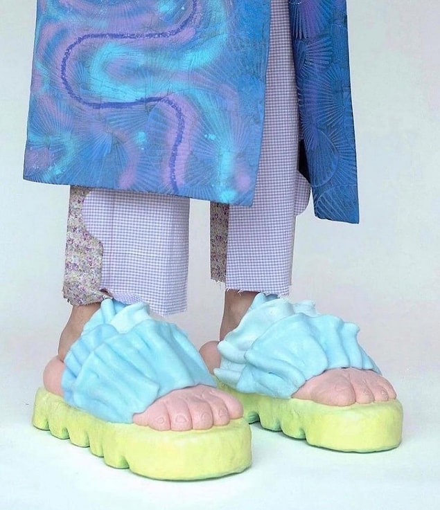Umarız moda olmazlar, yoksa herkes giymeye başlar.