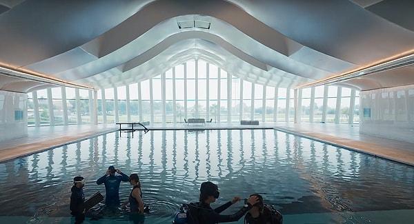 Dubai'deki bu havuz ilk başta oldukça sıradan ve normal görünüyor, peki derinliğini tahmin edebilir misiniz?