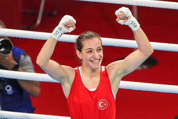 Boksta kadınlar 51 kiloda Bulgar sporcu Stoyka Zhelyazkova Krasteva'yla karşılan Buse Naz Çakıroğlu ise rakibine mağlup oldu ve olimpiyat ikincisi olarak gümüş madalya kazandı.