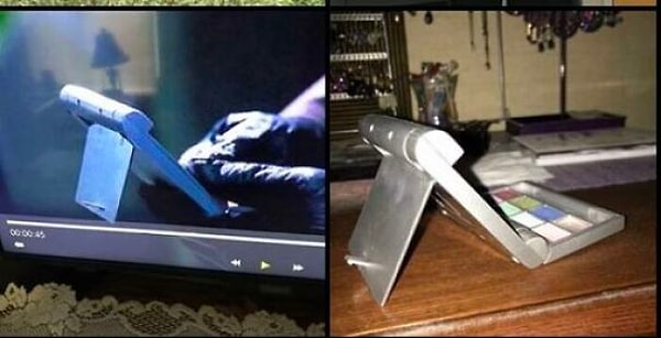 1. В одном из эпизодов телесериала "Мутанты Икс", Джесси использует знакомое по виду "устройство". Это похоже на высокотехнологичный гаджет с кнопками, но это всего лишь компактные тени для век