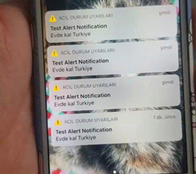 14. Telefonlarımıza sabah saatlerinde gelen ve büyük bir paniğe neden olan onlarca 'Evde Kal Türkiye' bildirimi.