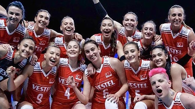 15. Tokyo Olimpiyatlarında bayrağımızı büyük bir gururla dalgalandıran Filenin Sultanları'na gelen akıl dışı yorumların yapılması.