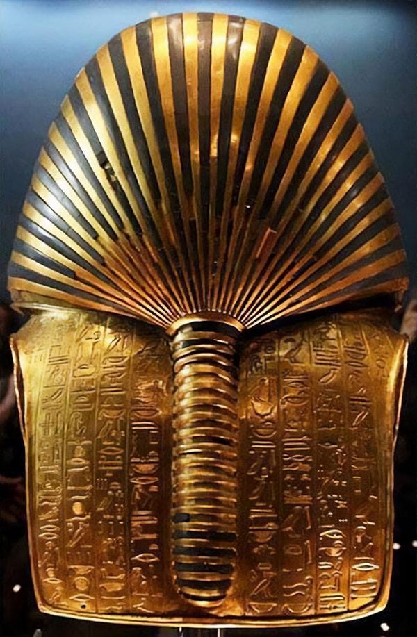 11. Tutankhamun Maskesi'nin arka tarafı.