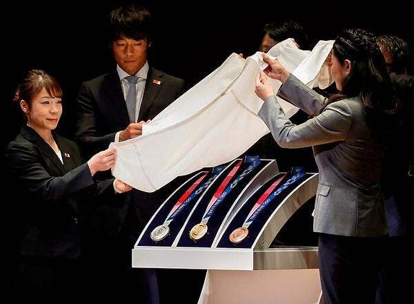 3. 2020 Tokyo Olimpiyat madalyaları, atılan akıllı telefonlar, kameralar ve dizüstü bilgisayarların geri dönüştürülmesi sırasında çıkarılan altın, gümüş ve bronzdan yapılmıştır.
