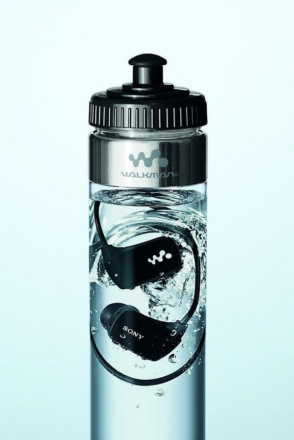 12. Sony, gerçekten su geçirmez olduğunu kanıtlamak için Walkman'ini bir şişe su içinde sattı.