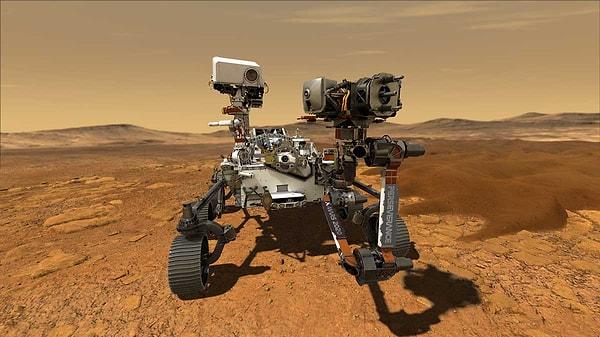 Curiosity, Mars'ta yaklaşık 11 yılını tamamlayarak Gale Krateri'nde konumlanmış durumda, Perseverance ise Jezero Krateri'nde bulunuyor.