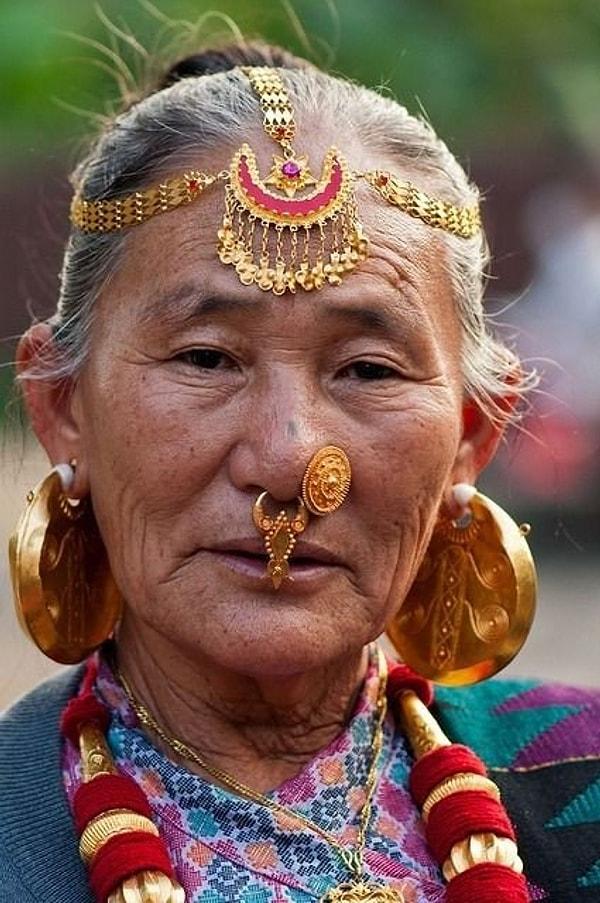13. "Nepal'de çok fazla aksesuar kullanılır. Geleneksel kıyafetlerle birlikte herkes birçok ağır gümüş veya altın takı takar."