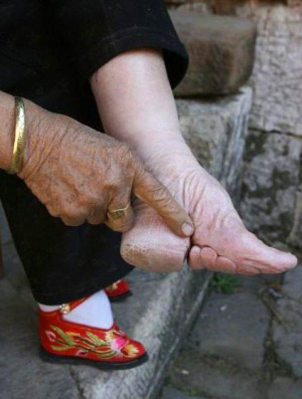 16. Çin'de eskiden kadınlar Lotus ayak ismi verilen bir gelenekle ayaklarını büyümemesi için bağlarlardı.