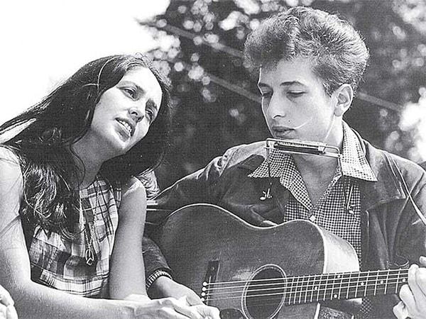 Baez konserlerinde Bob Dylan'a da yer veriyor ve müzik dünyasına onu bizzat kendi sahnesinde tanıtmış oluyor.