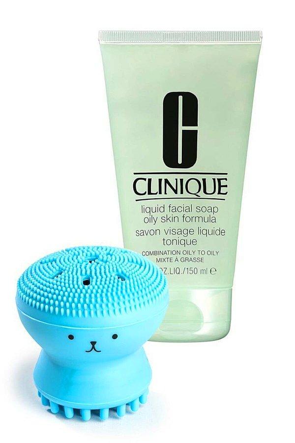 3. Clinique Liquid Facial Soap Oily Skin ve yüz temizleme fırçası seti.