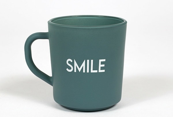 12. Güne başlarken hem içindeki kahve ile hem üzerindeki yazı ile sizi mutlu edecek bir kupa.