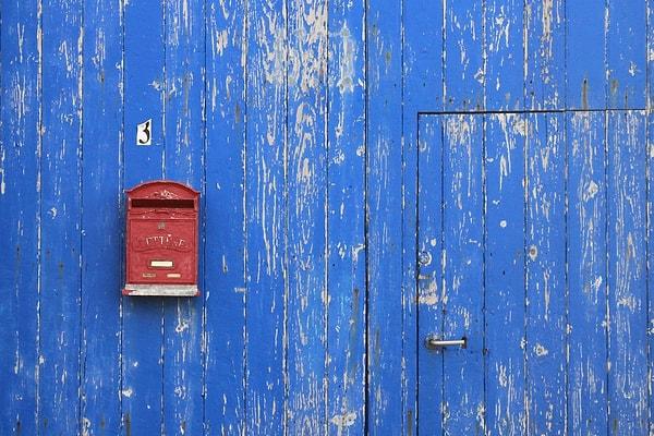 10. "İş arkadaşlarımdan birinin görevi tüm postaları posta kutusuna götürmekti. İlk gün bana posta ku tusunun nerede olduğunu ve neye benzediğini sordu. Köşedeki kırmızı kutu olduğunu söyledim."