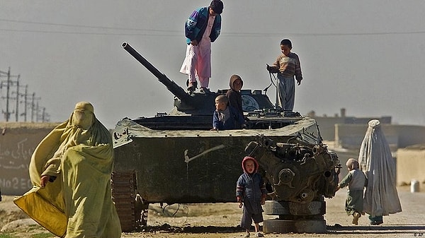 Taliban, Sovyetler Birliği'nin Afganistan'a müdahalesinin ardından Sovyet güçlerinin 1989'da geri çekilmesinden sonra Afganistan'daki merkezi hükümetlerin zayıflıklarından da yararlanarak iktidara geldi.