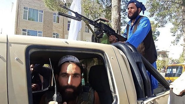 Ülkenin güneyindeki Peştun nüfusun yoğunlukta yaşadığı kentleri ciddi bir direniş görmeden bünyesine katan Taliban, 1995'te Kabil'e dayandı.
