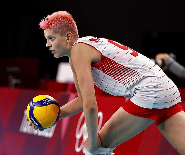 Başarılı voleybolcumuz, sempatik tavırları, çılgın ve eğlenceli hareketleriyle herkesin sempatisini de kazanmayı başardı.