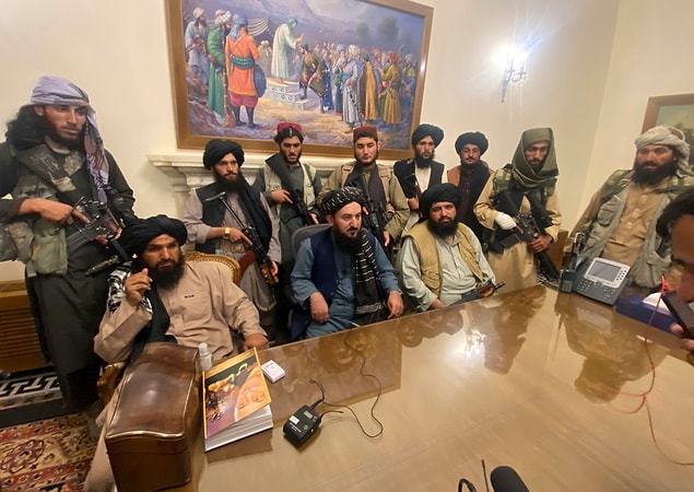Taliban lideri Molla Muhammed Ömer, o dönem işten çıkarılan 30 bin kadın çalışan ve öğretmene aylık 5 dolar maaş vereceğini söyledi.