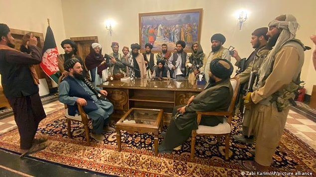 11 Eylül saldırıları sonrası 2001'de ABD öncülüğündeki koalisyon güçlerinin müdahalesiyle Afganistan'da iktidardan uzaklaştırılan Taliban, bildiğiniz gibi yeniden güç kazandı ve 15 Ağustos günü başkent Kabil'de kontrolü ele geçirdi.