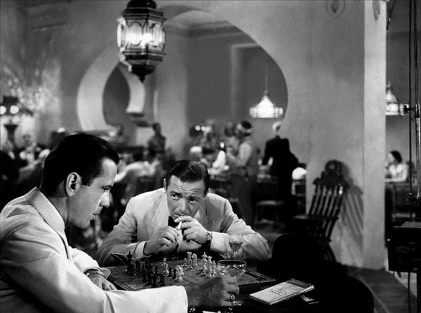 25. 'Casablanca' filminde Rick Blaine satranç oynarken gösterilir. Blaine'i canlandıran Humphrey Bogart turnuva düzeyinde satranç oynayabiliyordu ve karakterinin satranç oynaması için ısrar etti.