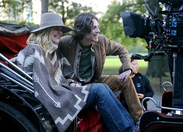 6. Elle Fanning ve Timothée Chalamet, romantik komedi New York'ta Yağmurlu Bir Gün filminin setinde.