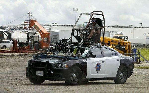 18. Terminatör: Genesis filminde polis arabası böyle kontrol ediliyordu.