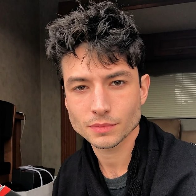 2. Yakışıklı oyuncu Ezra Miller bir röportajda kişisel hijyene o kadar önem vermediğini, kendisinin genellikle sigara koktuğunu söylemiş.