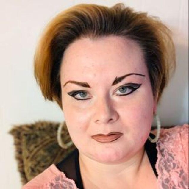 Kadın daha önce verdiği röportajlarda ve Tiktok videolarında Michael'ın ruhunun kendisine pembe bir yüzükle evlenme teklifi ettiğinden bahsediyor.