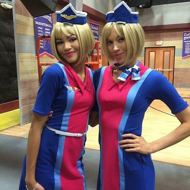 26. Komedi filmi 'K.C Undercover' setinden Zendaya ve dublörü Alicia Vela-Bailey.