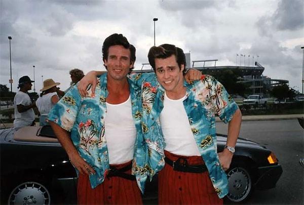 28. 1994'ta yayınlanan 'Ace Ventura: Pet Detective' filminin setinden ünlü oyuncu Jim Carrey ve dublörü tişörtleriyle pek havalılar!