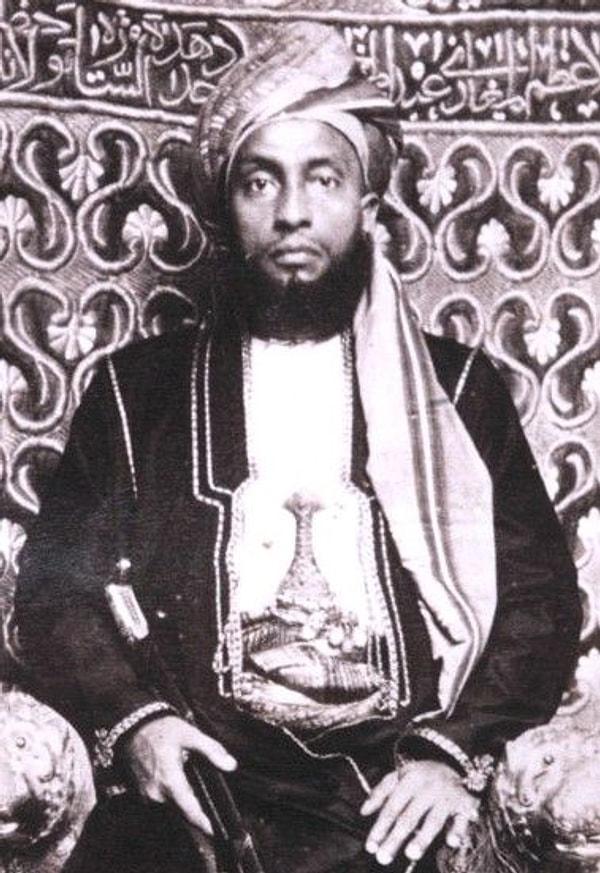 İngiliz sömürgesi ile beraber çalışmalar yürüten Hamad bin Thuwaini adanın Sultanı oldu, fakat hükümdarlığı yaklaşık üç yıl sonra şaşırtıcı bir biçimde öldüğünde sona ermiş oldu.