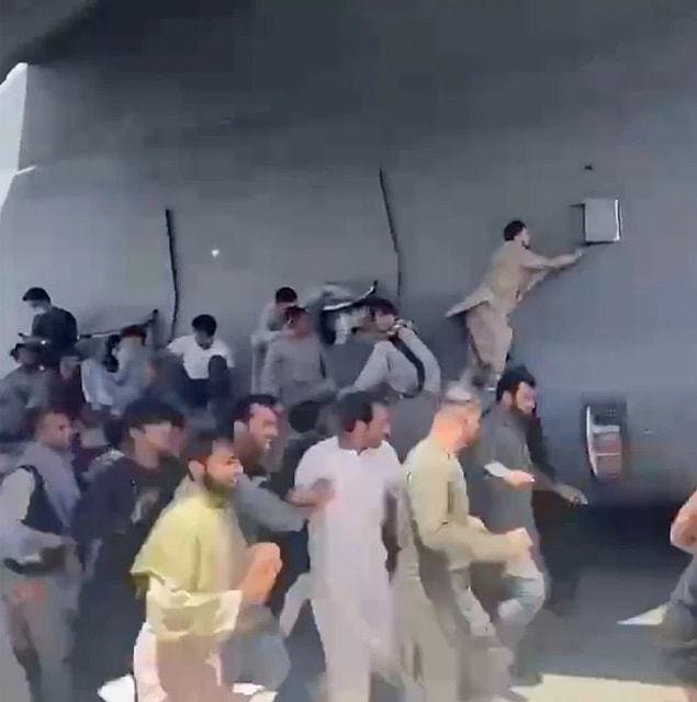 Pazar gününden bu yana, Hamid Karzai Havaalanı'nda toplam 12 kişinin öldüğü düşünülüyor. Vefat edenlerden bazılarının, makineli tüfek atışına tepki veren siviller tarafından ezildiği tahmin ediliyor.