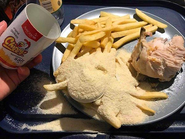 12. "Avustralya'da 'chicken salt' isimli bir baharat var ve genelde patates kızartmalarının üzerine dökülüyor. Bana ilk kez sorduklarında gerçekten tavuklara verdikleri bir tuz mu diye saatlerce düşündüm..."