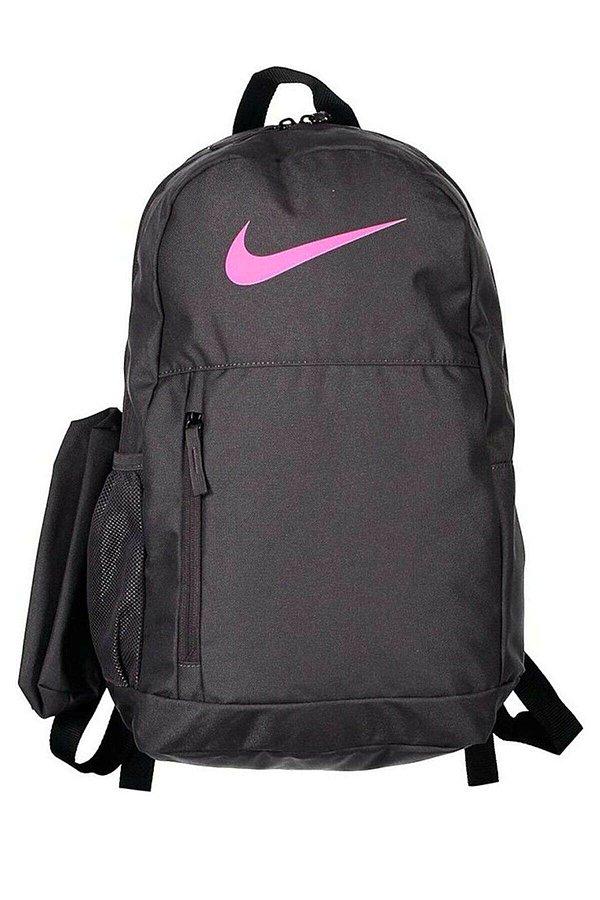 6. Füme rengi ve pembe Nike logosu birleşimi olan sade ama çok tarz bir sırt çantası daha...