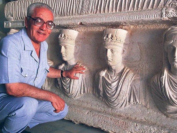 1932'de Suriye'nin Palmira şehrinde dünyaya gelen adam hayatının büyük bir kısmını doğduğu topraklarda geçirdi. Şam Üniversitesi'nde tarih bölümünü bitirdi.