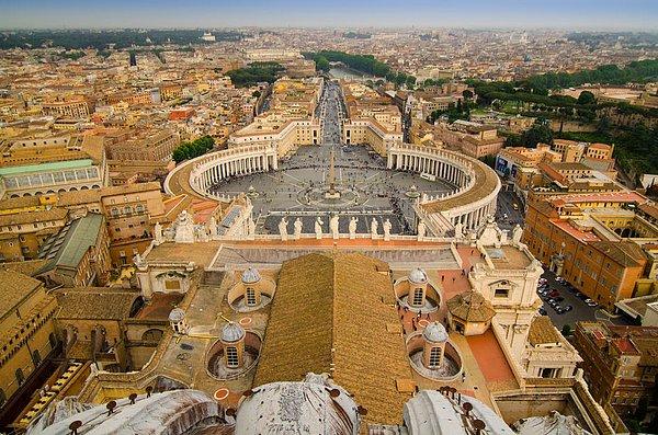 Vatikan'da doğan çocuklar vatandaşlık hakkına sahip olurlar. Ancak, vatandaşlıkları 18 yaşına geldiklerinde ya da ebeveynlerinin şehirdeki görevleri bittiğinde sonlanır.