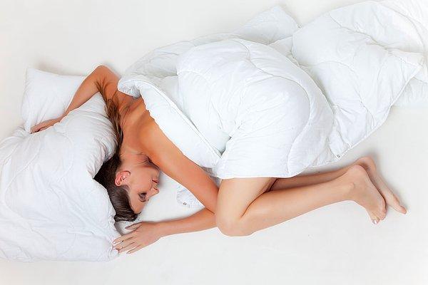 Uyurken vücudunuzun ağrıdığını hissetmemenizin bir başka olası nedeni de vücudunuzun uyku sırasında daha esnek olması ve bazı sinirleri kitlemesidir.