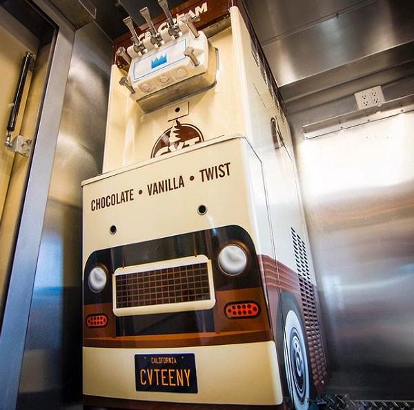 Los Angeles'ta bulunan CVT isimli bir şirket Bezos'un malikanesine dondurma servisi yapan bir makine kurdu.