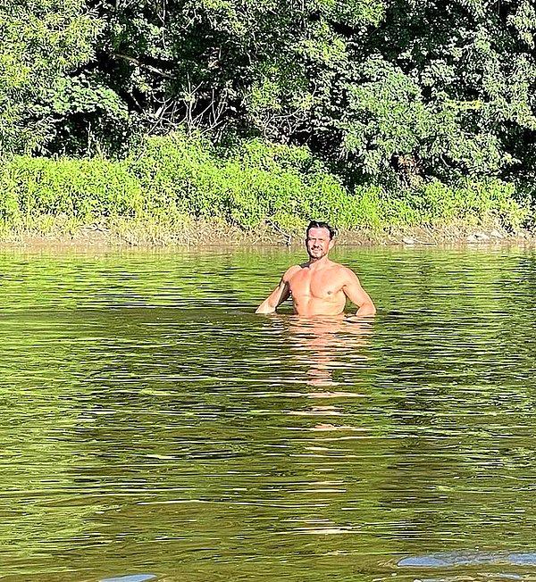 4. Geleliiiim anadan üryan yüzerken kameralara poz vermekten de geri kalmayan koca yürekli Orlando Bloom'a!