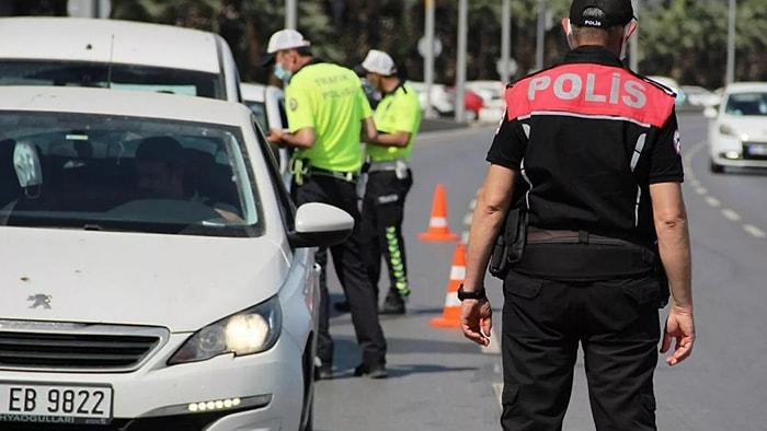 Mersin Valiliği'nden Hakarete Uğrayan Polisler İçin Açıklama: 'Memurlar Hakkında Yasal İşlem Başlatıldı'