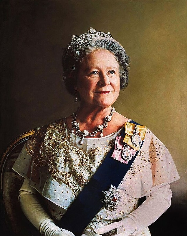 10. 1982'de Kraliçe Elizabeth, boğazına bir balık kılçığı sıkışınca hastaneye kaldırılmış ve çıkarmak için ameliyat olmuştur. Ameliyat sonrasında "balık benden intikamını aldı" diye şaka yapmıştır.