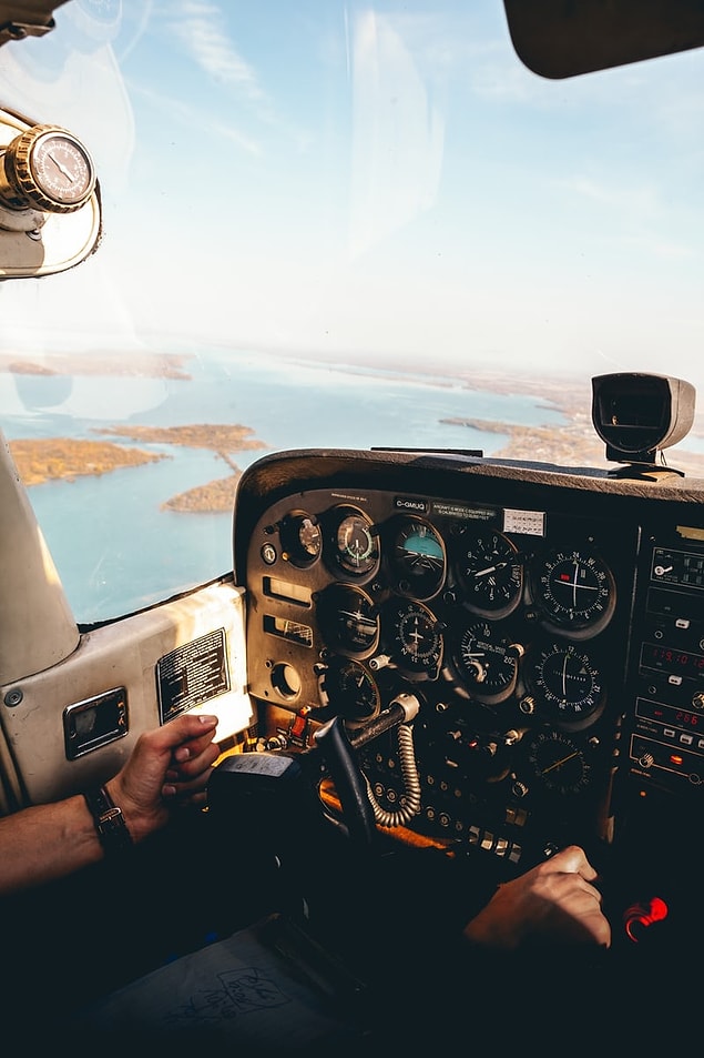 22. Cenevre sözleşmesine göre, havada fırlatılan bir pilot savaş dışıdır ve bu nedenle ona saldırmak bir savaş suçudur.