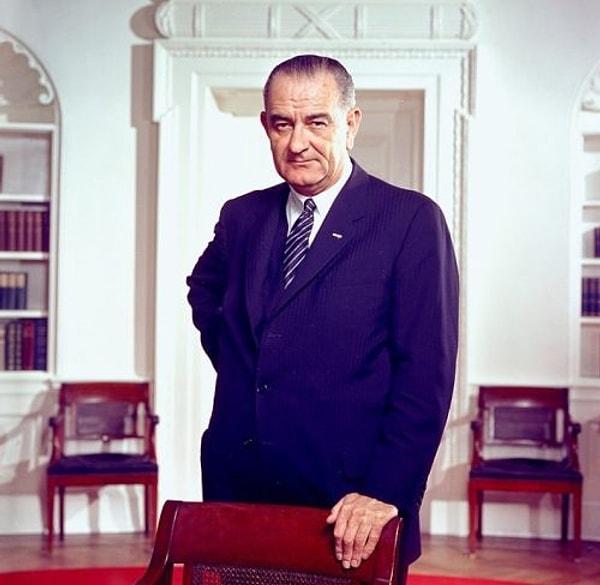 8. Eski ABD başkanı, Lyndon B. Johnson bir keresinde tuvalette röportaj yaptı.