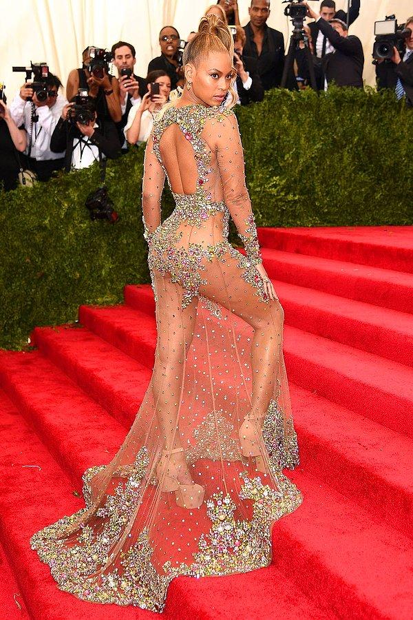 8. Beyoncé'un, 2015 Met Gala'da Givenchy için Riccardo Tisci tarafından tasarlanan, gösterişli, kristal süslemeli elbisesi.
