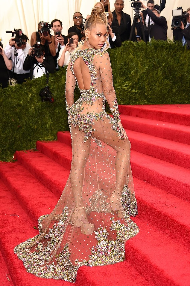 8. Beyoncé'un, 2015 Met Gala'da Givenchy için Riccardo Tisci tarafından tasarlanan, gösterişli, kristal süslemeli elbisesi.