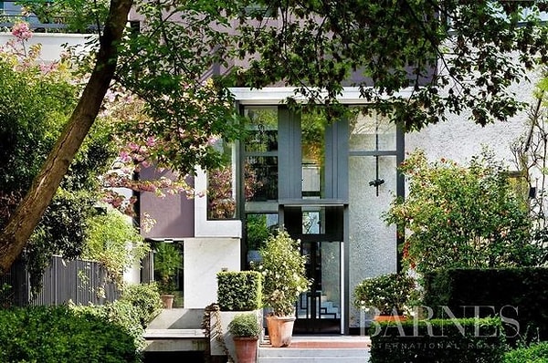 Фасад одного из домов, предлагаемых Лионелю Месси (Изображение: Barnes)